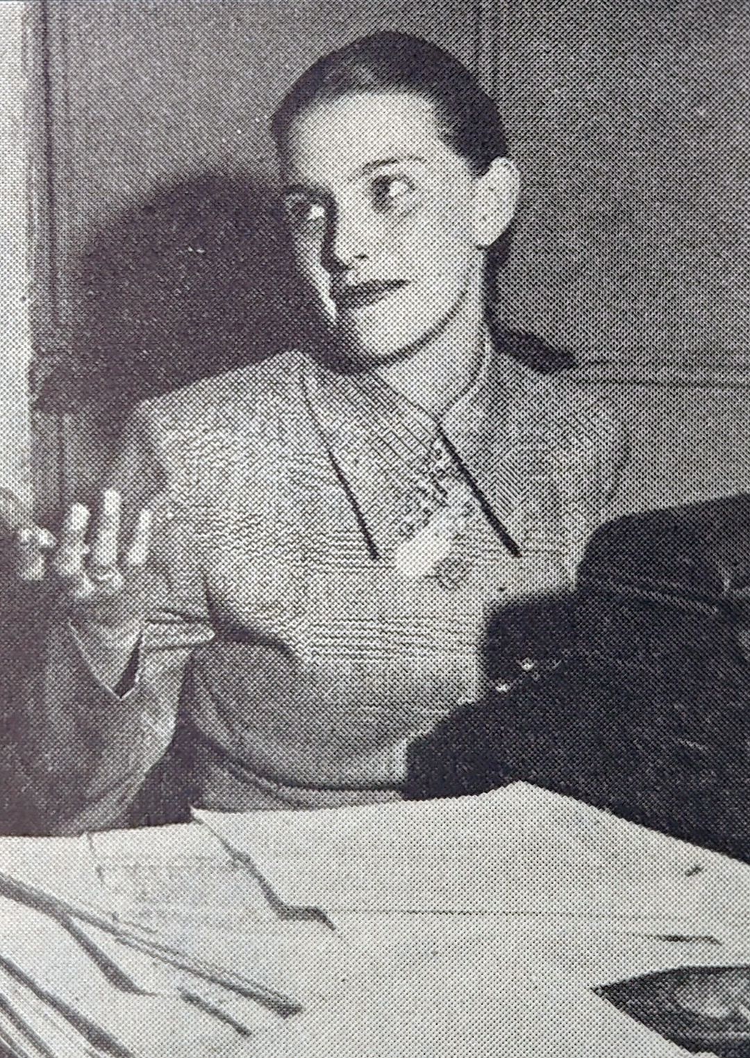 Gloria Valencia de Castaño (Graduada de Humanidades de Los Andes en 1957, fundadora de la reconocida emisora HJCK y apodada “primera dama de la televisión colombiana”). Foto: Revista Semana del 27 de septiembre de 1952